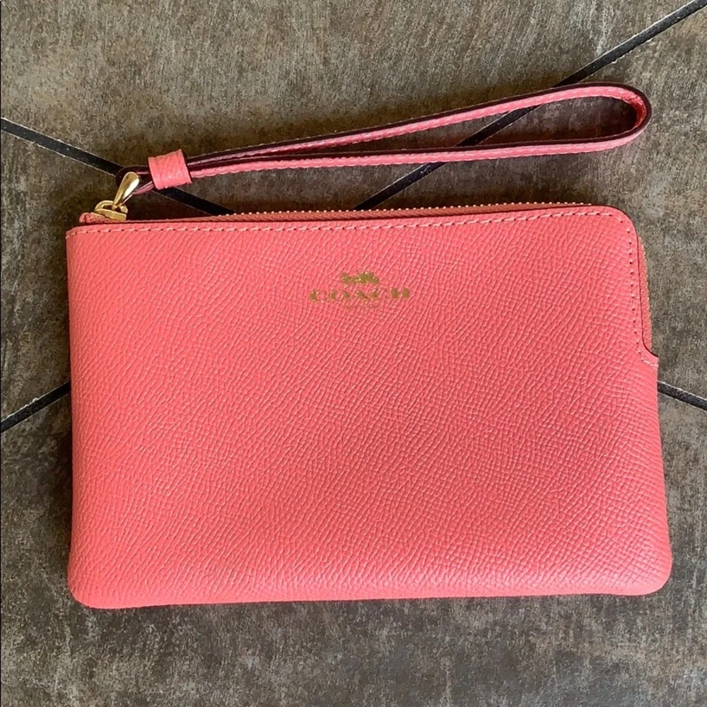 COACH Corner Zip Wristlet Imita gold/Bright Coral
